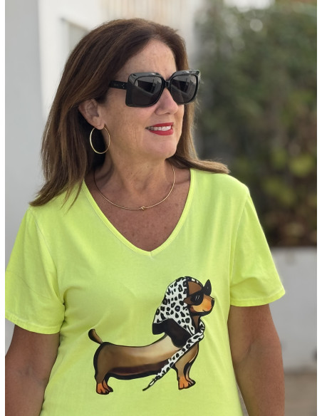 Vestido amarillo efecto lavado con escote pico y ilustración de perro