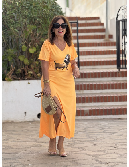Vestido naranja efecto lavado con escote pico y ilustración de perro