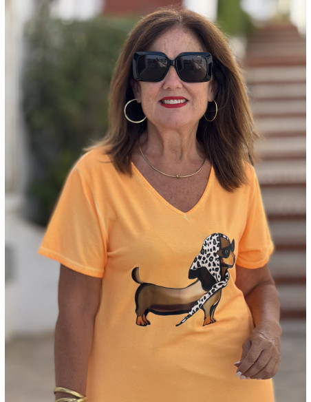 Vestido naranja efecto lavado con escote pico y ilustración de perro