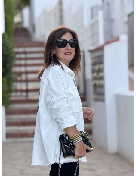 Sobrecamisa vaquera blanca con calavera en la espalda