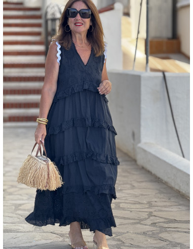 Vestido negro con bordado inglés y piculina