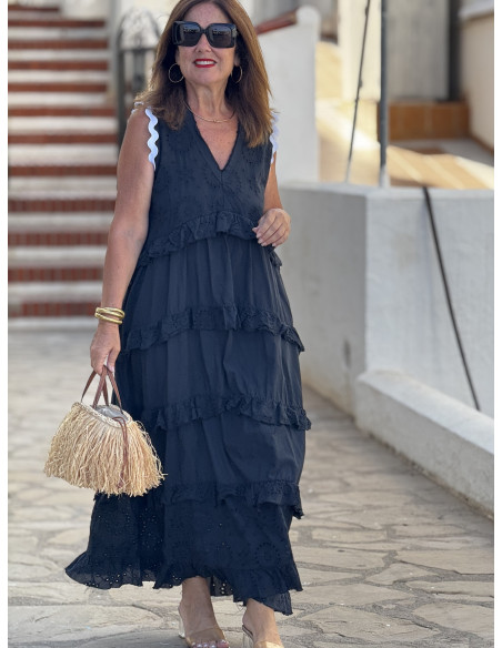 Vestido negro con bordado inglés y piculina
