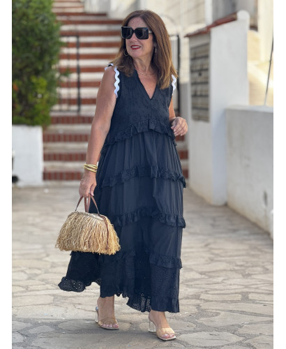 Vestido negro con bordado inglés y piculina 2