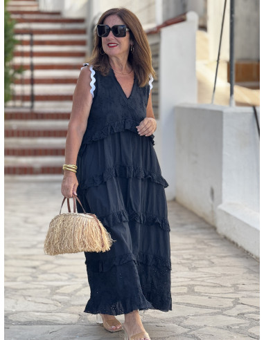 Vestido negro con bordado inglés y piculina