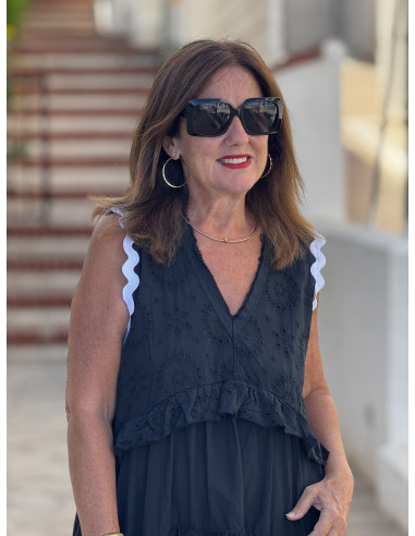 Vestido negro con bordado inglés y piculina