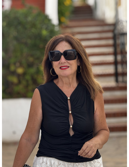 ✨ Camiseta negra con detalle dorado central
