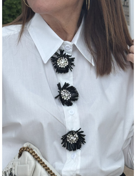 ✨ Camisa blanca con detalle joya frontal
