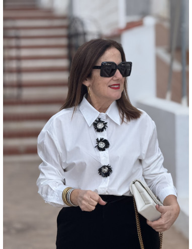 ✨ Camisa blanca con detalle joya frontal
