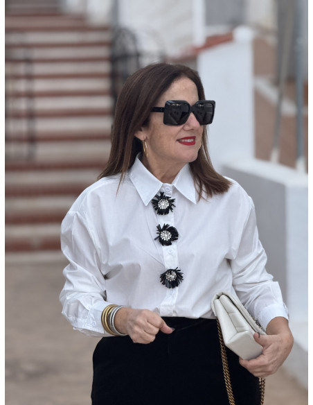✨ Camisa blanca con detalle joya frontal