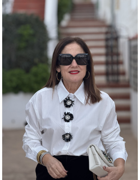 ✨ Camisa blanca con detalle joya frontal
