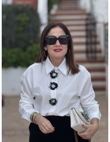 ✨ Camisa blanca con detalle joya frontal