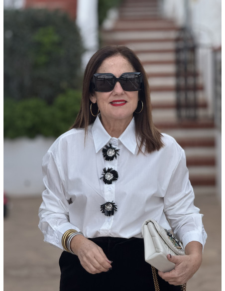 ✨ Camisa blanca con detalle joya frontal