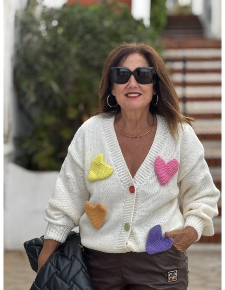 Cárdigan crudo con corazones de colores