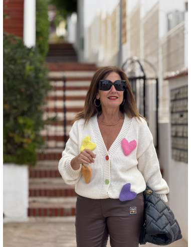 Cárdigan crudo con corazones de colores