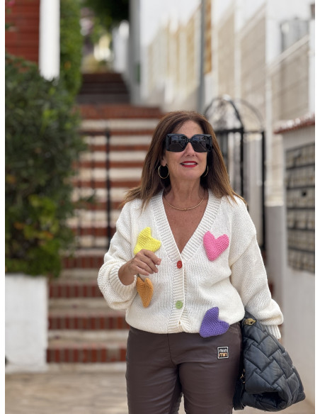 Cárdigan crudo con corazones de colores