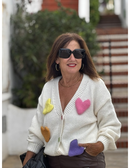 Cárdigan crudo con corazones de colores