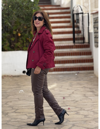 Gabardina corta en color granate