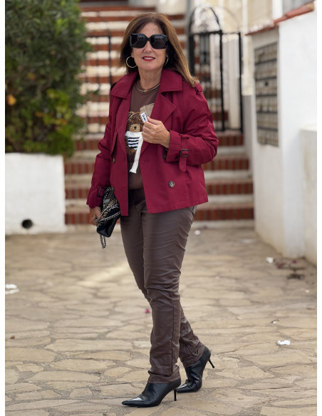 Gabardina corta en color granate