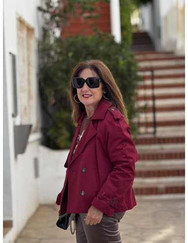 Gabardina corta en color granate