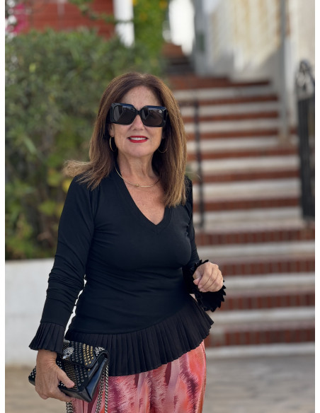 Camiseta negra con escote pico y detalles plisados – estilo elegante y versátil