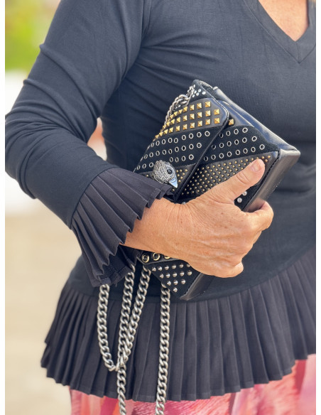 Camiseta negra con escote pico y detalles plisados – estilo elegante y versátil