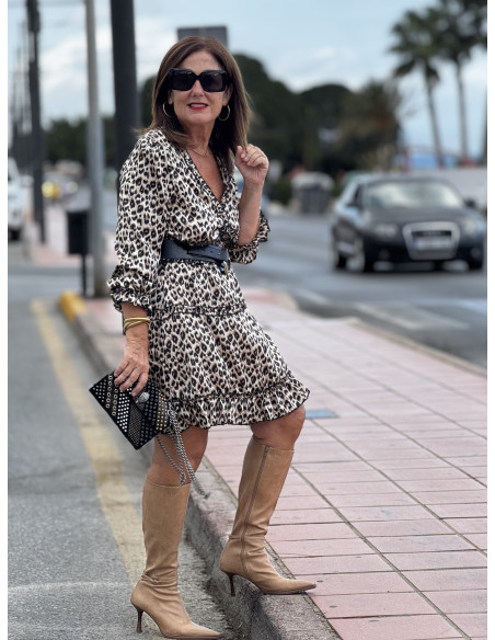 Vestido corto animal print con escote pico