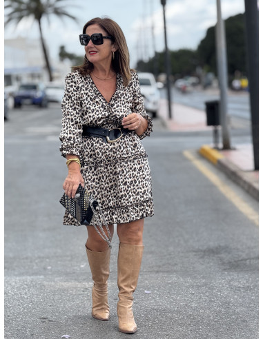 Vestido corto animal print con escote pico