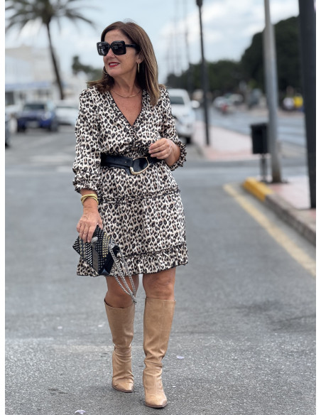 Vestido corto animal print con escote pico