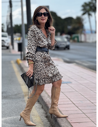 Vestido corto animal print con escote pico