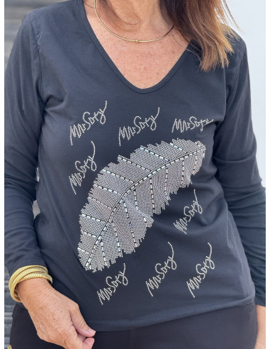 Camiseta negra con escote pico y hoja en strass