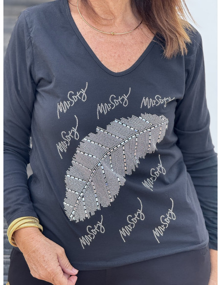 Camiseta negra con escote pico y hoja en strass