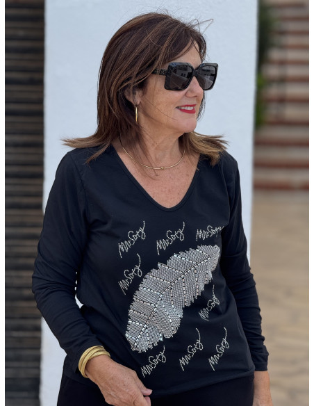Camiseta negra con escote pico y hoja en strass
