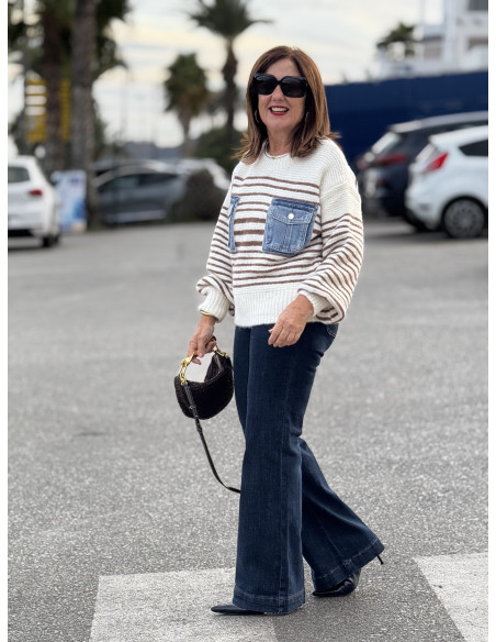 Suéter crudo con franjas marrones y bolsillos denim