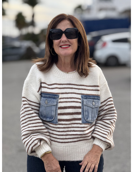 Suéter crudo con franjas marrones y bolsillos denim