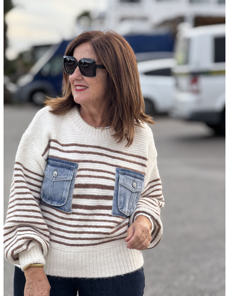 Suéter crudo con franjas marrones y bolsillos denim