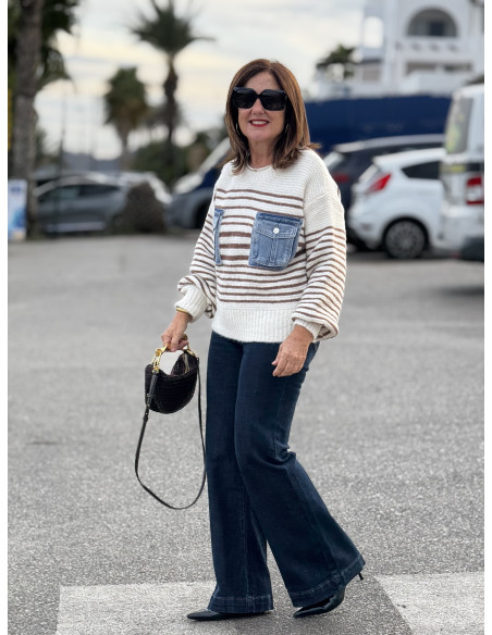 Suéter crudo con franjas marrones y bolsillos denim