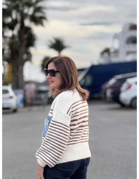 Suéter crudo con franjas marrones y bolsillos denim