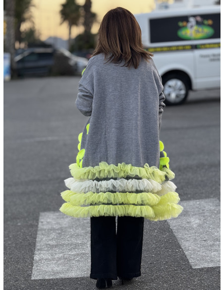 Abrigo de punto gris con tul en colores y cierre de botones