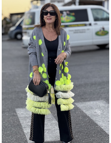 Abrigo de punto gris con tul en colores y...