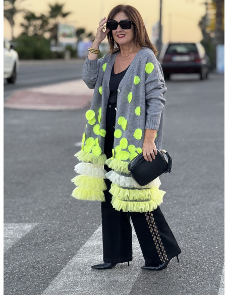 Abrigo de punto gris con tul en colores y cierre de botones