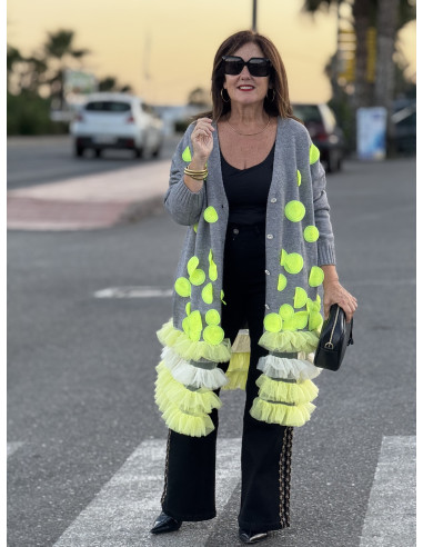 Abrigo de punto gris con tul en colores y...