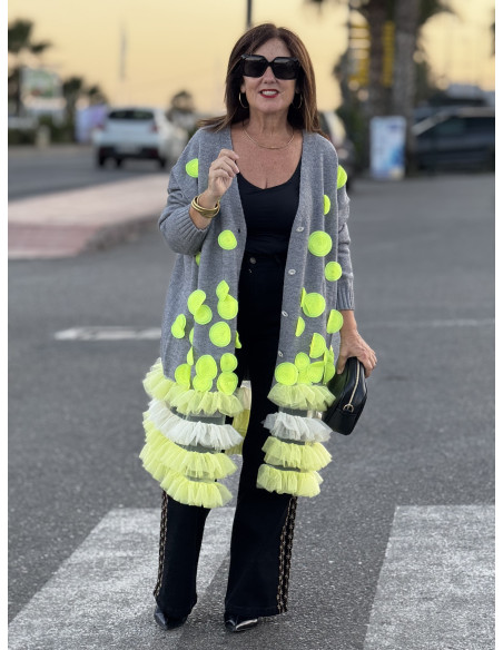 Abrigo de punto gris con tul en colores y cierre de botones