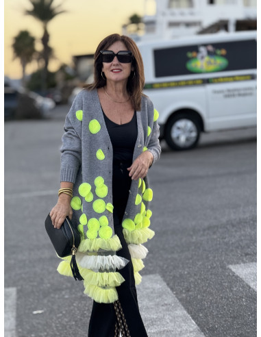 Abrigo de punto gris con tul en colores y...