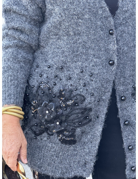 Cárdigan gris con apliques negros y detalle bordado