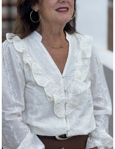 Camisa cruda con bordado tono sobre tono y...