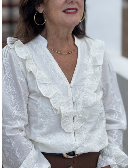 Camisa cruda con bordado tono sobre tono y escote pico