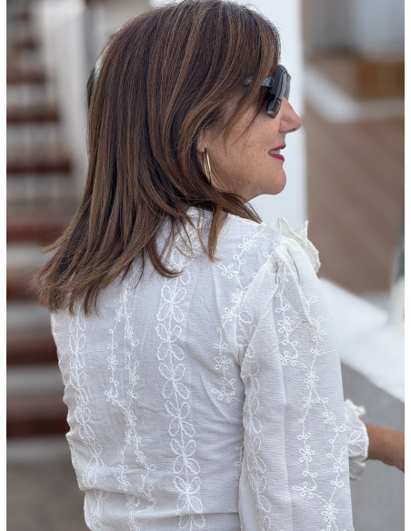 Camisa cruda con bordado tono sobre tono y escote pico