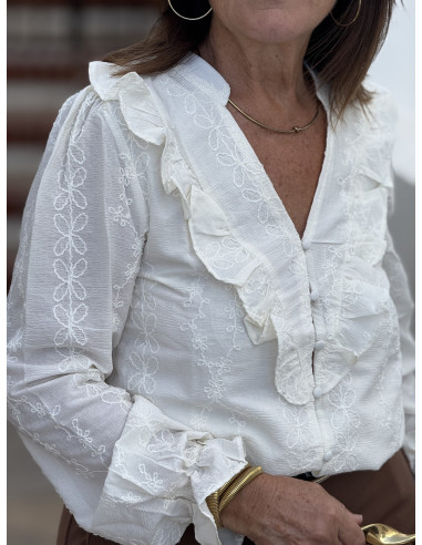 Camisa cruda con bordado tono sobre tono y...