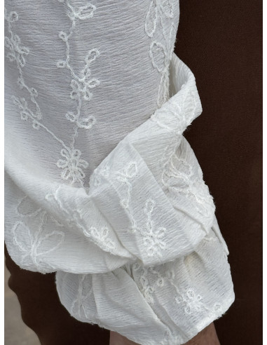 Camisa cruda con bordado tono sobre tono y...