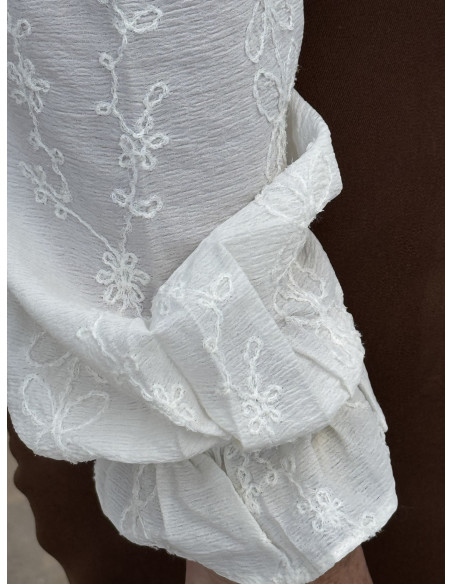 Camisa cruda con bordado tono sobre tono y escote pico